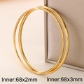 Minimalistische set gouden roestvrijstalen armbanden in 2 mm en 3 mm breedte - Binnendiameter 68mm (KB191113-GC) / Goud