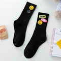 Chaussettes mi-hautes noires à la mode avec smileys jaunes et écussons à lettres - Taille unique / Noir