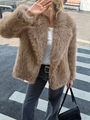 Primer plano de una chaqueta de pelo sintético marrón para mujer con vaqueros en entorno urbano - S / Tops / Tostado
