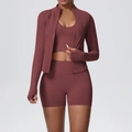 Dettaglio del set yoga rosso mattone tre pezzi con maniche passapollice e pantaloncini - Marrone