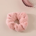 Dettaglio dell'elastico per capelli in peluche rosa con morbida trama in finta pelliccia - Rosa coreano