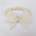 Dettaglio fascia neonata in pizzo beige con fiocco in rete e corona d'argento lucida - Stile S Corona / Champagne