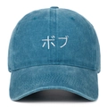 Détail de la broderie japonaise sur une casquette de baseball vintage bleu lac - Réglable / Bleu lac