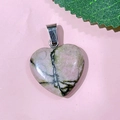 Pendentif coeur en pierre naturelle rose avec veines noires et bélière argentée sur fond rose - 11-Rhodonite