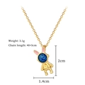 Detail van gouden astronaut konijn ketting met afmetingen 2cm x 1,4cm en gewicht 3,1g - Gouden Astronaut Konijn Hanger (H439)