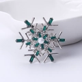 Broche flocon d'argent avec pierre émeraude, perle blanche et cristaux brillants - Flocon d'Émeraude (2413)