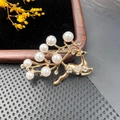 Broche cerf dorée avec cristaux et perles blanches sur fond de style vintage - BZ084 Cerf en Perles