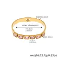 Dettaglio del bracciale in acciaio dorato con pietre di vetro quadrate colore rosa - Pietra di Vetro Rosa / Oro