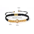 Vue détaillée du bracelet cordon noir ajustable avec billes dorées et boule de zircon - Or 18K