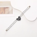 Dettaglio del bracciale a doppia catena argento con ciondolo a cuore nero e scritte - K1896-Bracciale cuore nero