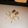 Detail of vintage bow stud earrings with amber square gemstone in gold finish - Twist Rectangle (70#)