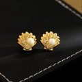Eleganti orecchini a lobo a forma di conchiglia dorata con perle d'acqua dolce e zirconi - Placcato Oro 18K (Perla d'acqua dolce)