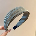Détail du serre-tête plissé en satin gris-vert montrant la texture et les embouts antidérapants - Vert