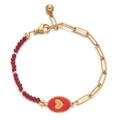 Bracelet en acier doré avec perles rouges et pendentif cœur sur fond blanc - Rouge