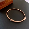 Vue détaillée du bracelet H plaqué or rose avec charnière latérale et oxydes de zirconium - Or Rose (Plaqué Or Véritable)