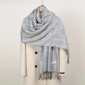 Primo piano sciarpa pashmina grigia con motivo jacquard e frange su cappotto - Stile Grigio
