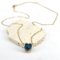 Detalle de cadena dorada con colgante de circonita azul oscuro en forma de corazón - Azul oscuro