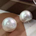 Boucles d'oreilles perles rondes surdimensionnées avec éclat argenté iridescent - 1414 Clou d'oreille perle de pain ronde géante (environ 2.4*2.2cm)