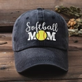 Détail de la broderie Softball MOM sur une casquette en toile de coton délavé - Taille unique / Noir