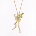 Detaillierte Makroansicht der Schmetterling-Halskette mit grünem Stein und Perlen - Gold Grüner Edelstein Stil (Stil 2)