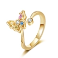 Verstellbarer goldener Schmetterlingsring mit bunten Zirkoniasteinen auf weißem Grund - Gold