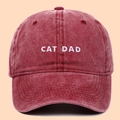 Klassische Baseballkappe aus gewaschener Baumwolle in Dunkelrot mit CAT DAD Stickerei - Verstellbar / Burgunderrot