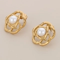 Pendientes de flor de camelia dorada con perla blanca para un estilo muy elegante - Pendientes de Perla de Camelia Hueca Dorada / Dorado (KE114631-KFC)
