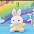Detaillierte Ansicht eines süßen rosa Plüschhasen mit einem gelben Kapuzenpullover - Gelb / 12cm