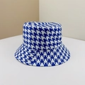 Blauw-witte omkeerbare vissershoed met pied-de-poule patroon in diagonale compositie - M (56-58cm) / Koningsblauw