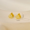 Vue macro des boucles d'oreilles cœur en or mat avec dimensions de 1,2 cm par 1,3 cm - Une Paire / Or (P31483k4)