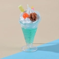 Colgante de mini helado azul con crema y cereza sobre fondo bicolor para accesorios - Azul