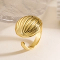 Minimalistischer vergoldeter Ring mit Muscheldesign und strahlender Metallstruktur - Einstellbar Offen / Croissant-Struktur-Stil (14465)