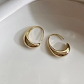 Elegantes pendientes de aro en C dorados gruesos con un acabado metálico de media luna pulido - Par de oro