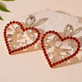 Vista dettagliata degli orecchini a cuore rosso con cristalli su base in pietra naturale - Stile Cuore con Strass Rossi
