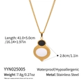 Dettaglio del ciondolo ovale geometrico bianco e nero con trama di perline dorate - Collana ovale in smalto nero e bianco (YYN025005)