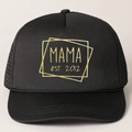 Μαύρο καπέλο trucker MAMA est. 2012 με χρυσό γκλίτερ τύπωμα και δίχτυ στο πίσω μέρος - Ένα μέγεθος / Μαύρο