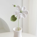 Dettaglio macro del fiore di tung lavorato a mano con foglia verde e piccolo bocciolo - Bianco