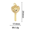 Détail macro du pendentif clé en forme de cœur plaqué or 18k avec zircons brillants - Pendentif Clé Cœur Doré (DZ-157)