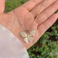 Nahaufnahme der 18K vergoldeten Schmetterlingshalskette mit funkelnden Zirkonia-Steinen - Hohler Pave-Schmetterling / Gold