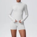 Détail de la veste de yoga grise à manches longues avec passe-pouces et short assorti - Beige Plume
