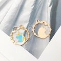 Dettaglio del ciondolo a forma di unicorno blu che mostra lo smalto frontale e il retro - Anello Unicorno Tondo Smaltato Blu Lago