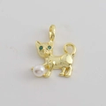 Dettaglio del ciondolo a gatto placcato oro 18K con perla bianca e occhi in zircone - Gattino con Perla