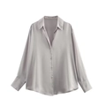 Détail de la texture satinée argentée sur une chemise à manches longues avec lustre - Gris clair