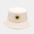Dettaglio di una toppa ricamata con girasole su un cappello alla pescatora color crema - M (56-58cm) / Beige