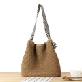 Braune gewebte Strandtasche aus Papierstroh mit schwarz-weiß gestreiftem Knotenschultergurt - Camel