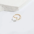 Anillo abierto dorado con perla blanca y cristales sobre una base de piedra texturizada - Perla de Circón Blanco / Dorado