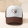 Detail einer braun-weißen Trucker-Mütze mit Hundepfoten-Herz-Print und Mesh-Rückseite - Einheitsgröße / Kaffeebraun