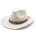 Détail d'un chapeau de cowboy avec bandeau en cuir clouté et ornement en métal - Suède / Blanc Cassé