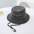 Dettaglio cappello pescatore per bambini in denim lavato con ricami di veicoli e laccetto regolabile - 52cm (Consigliato 2-6 Anni) / grigio scuro
