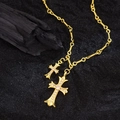 Collier doré avec pendentifs double croix sertis de strass étincelants sur sable noir - Doré